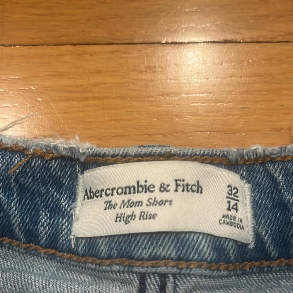 Abercrombie & fitch The mom high rises distressed Jean shorts size 32/14 . - Image 6