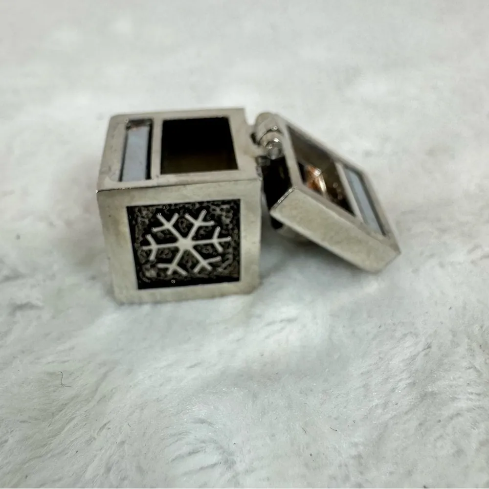 Vintage Metal Wish Prayer Box Charm Pendant with Snowflakes Hinged Magnetic Top Silver - Image 5