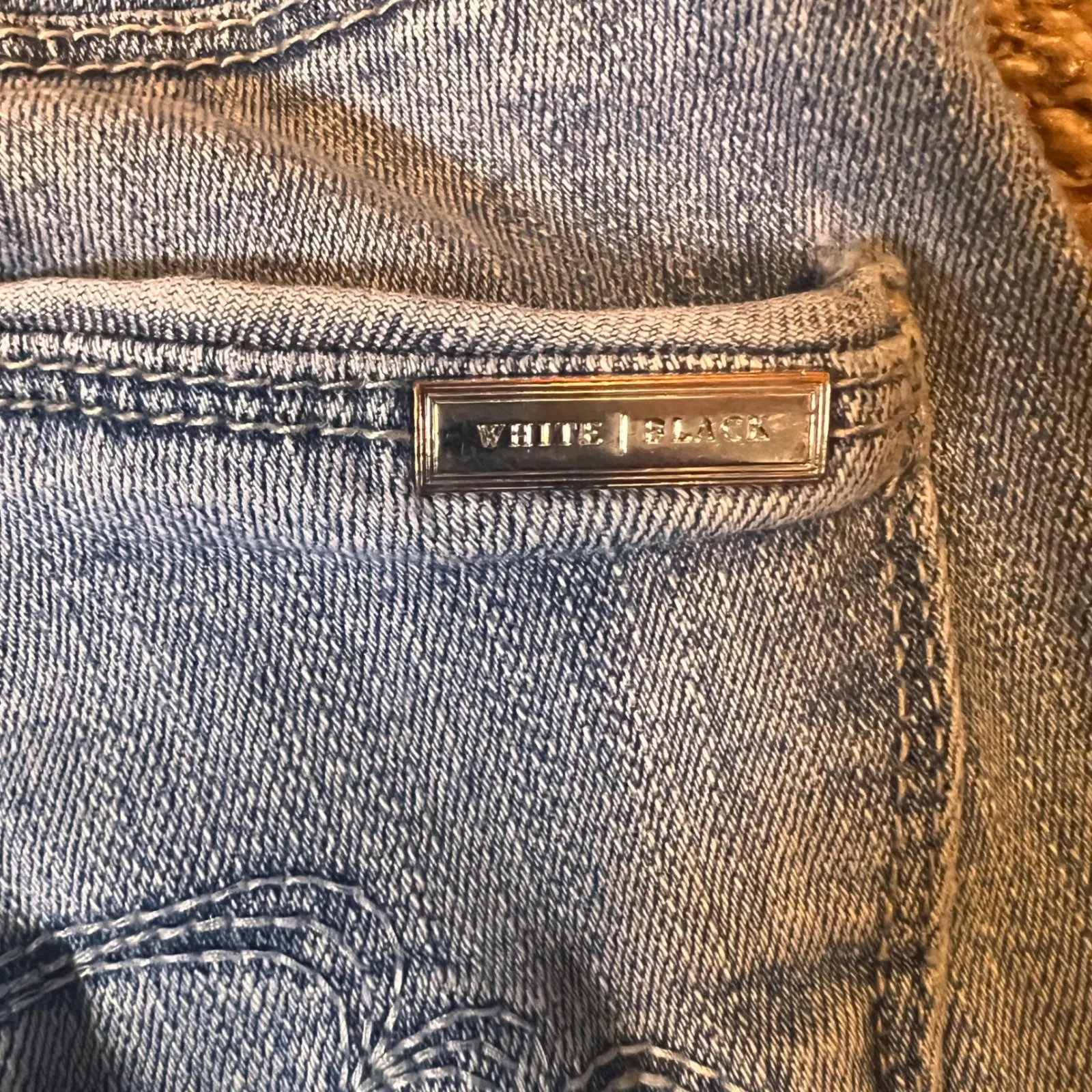 White House Black Market Slim‎ Fit Light Wash Denim Jeans Women's Size 6R - Image 8