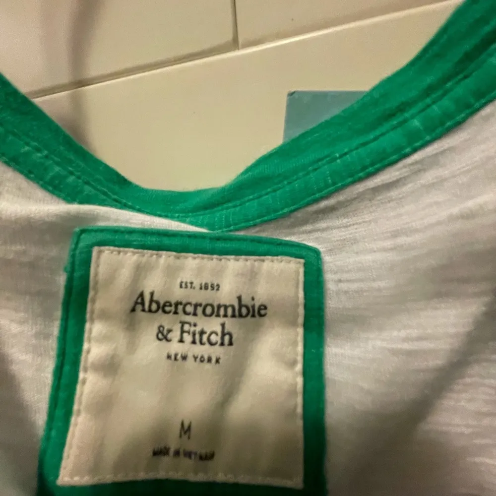 Color blocan baseball tee. Abercrombie - Image 2