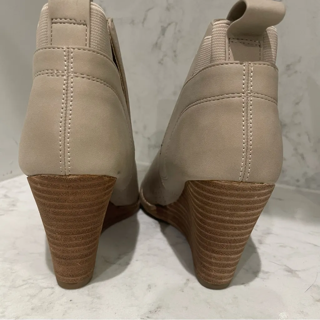 New! DV by Dolce Vita Womens Booties Gerdy‎ Beige Vegan Leather Wedge Sz 6.5 Tan - Image 4