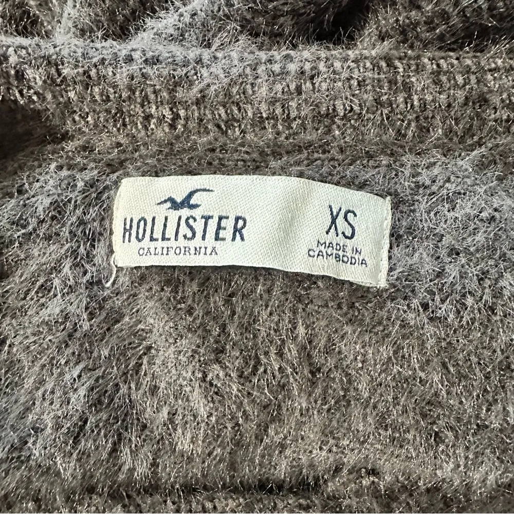 Hollister women's xs grey fuzzy cropped sweater - Image 4