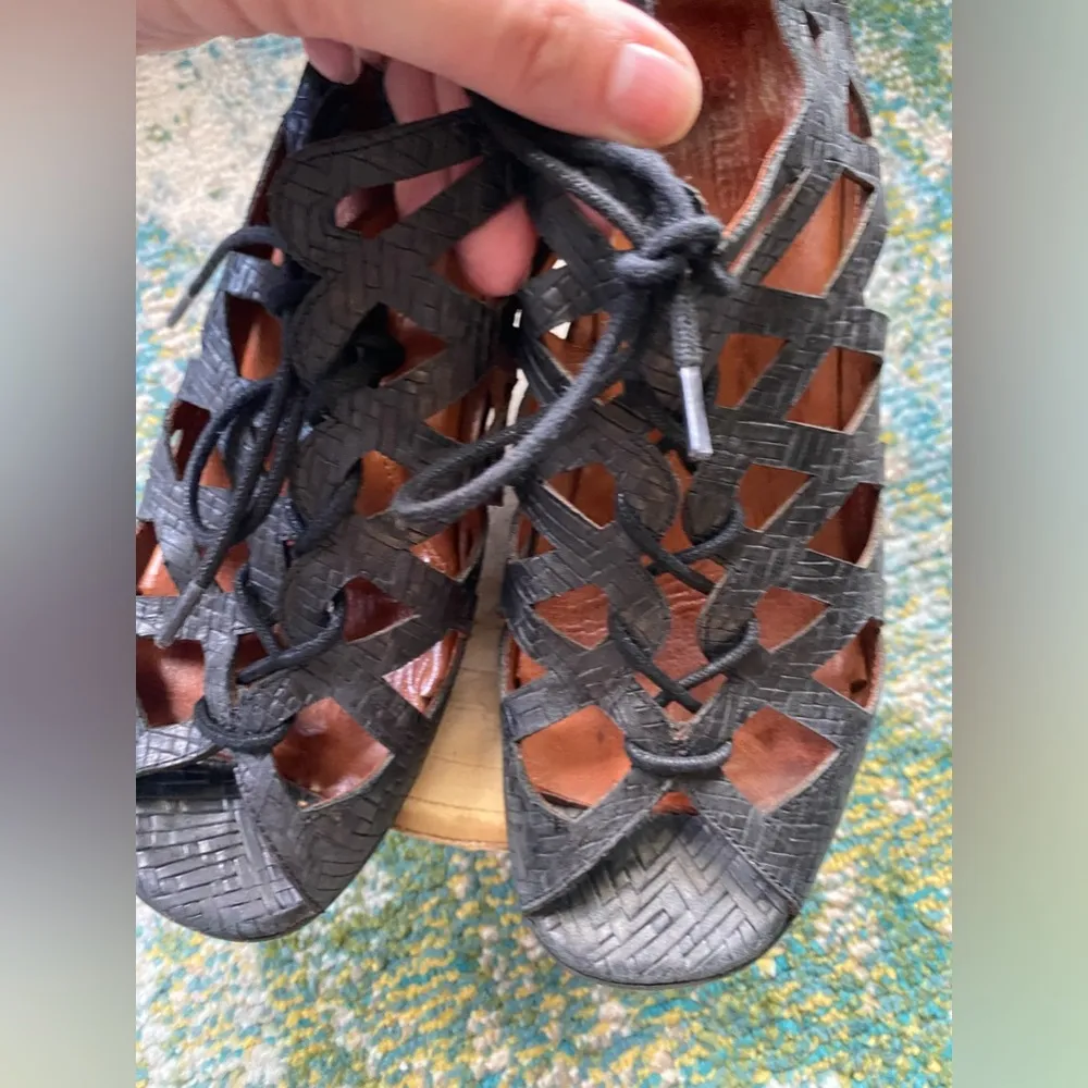 Gentle Souls black leather caged gladiator tie open heel sandals, size 7M - Image 8