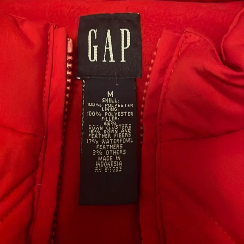 Women’s Gap Red Quilted Puffer Vest, Size Medium - Image 3