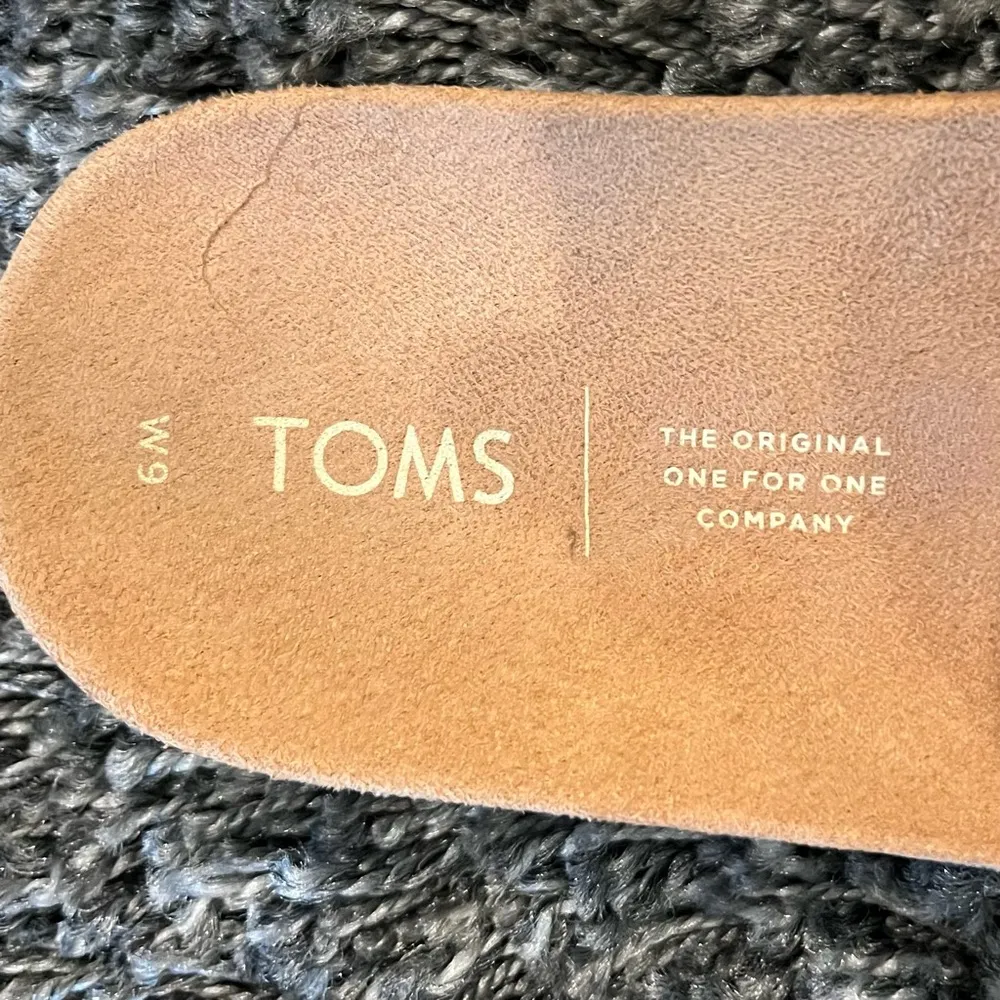 🌹TOMS PARADISE GOLD SHIMMER AND POM POM SANDALS SIZE 9🌹 - Image 3