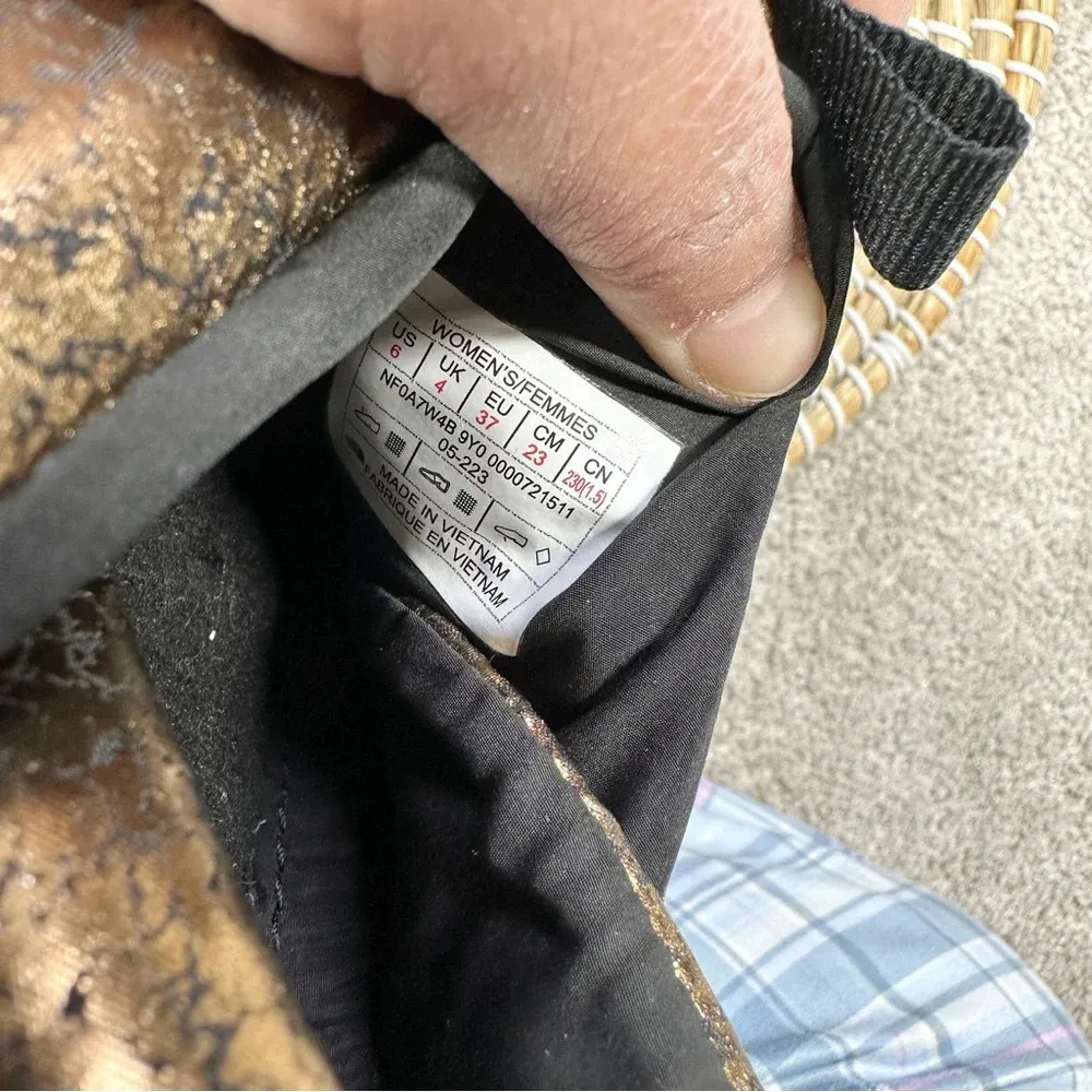 The North Face Women’s Nuptse Mule Slippers 75% Goose Down Gold Black Size 6 - Image 13