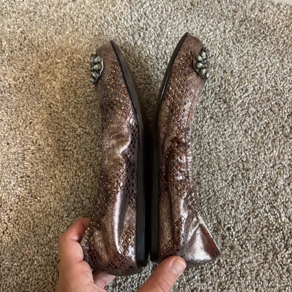 Vera Wang Lavender Metallic Peep Toe Jeweled Flats Women’s Size 7.5 Snake Print Gold - Image 6