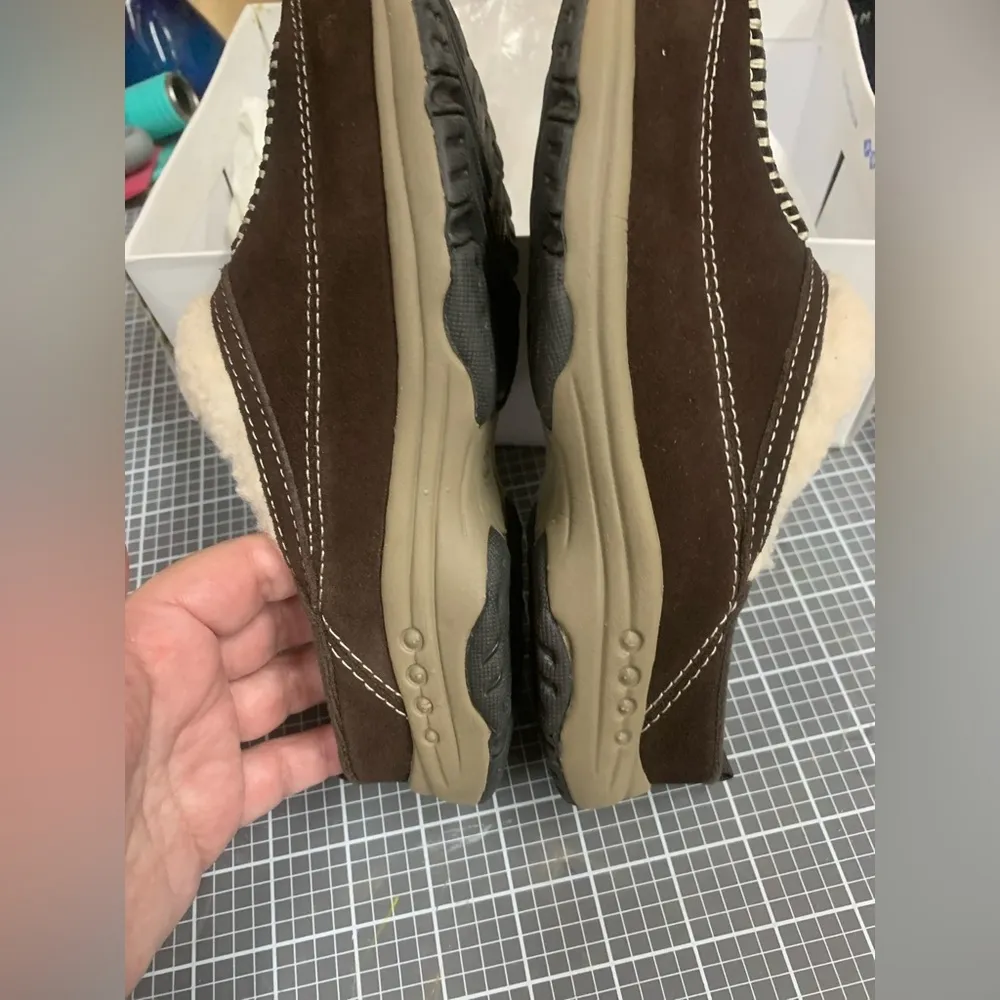 Easy Spirit size 7 travelwind brown taupe suede slip-ons - Image 3