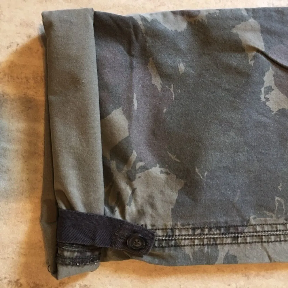 GAP Faded wash camo khaki roll up cargo pants - Image 5