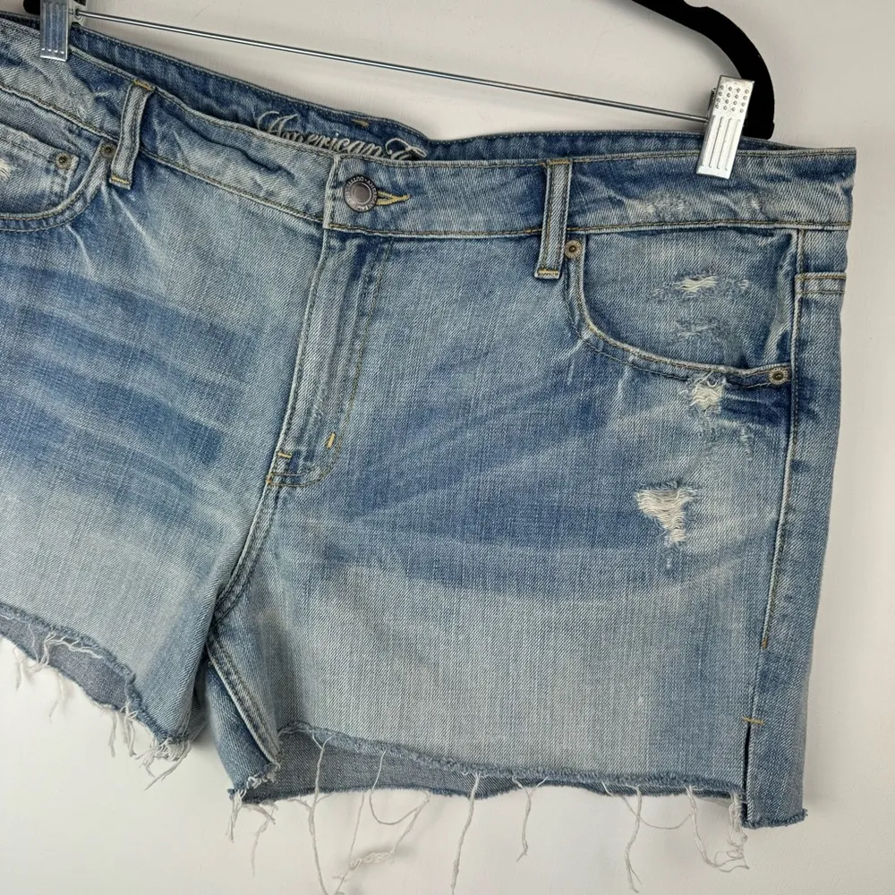 American Eagle Distressed Shorts Sz 18 Light Medium Wash Denim Raw Hem - Image 3