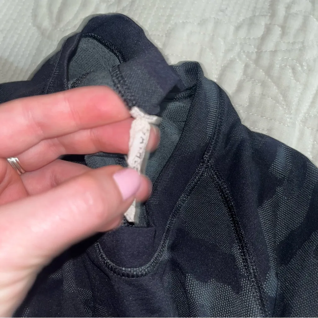 Athleta Camo Momentum Seamless Tee size medium - Image 2