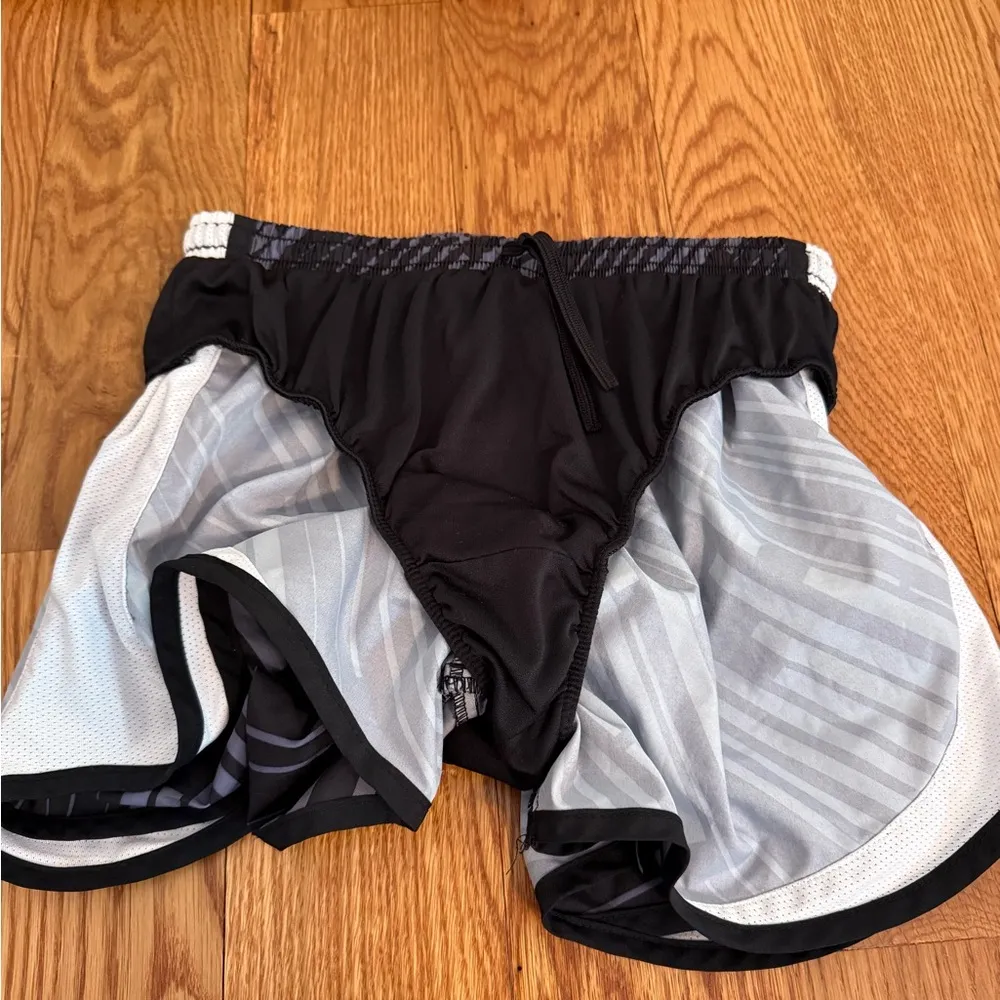 Nike Dri-Fit Wake Forest University Shorts size Small - Image 6