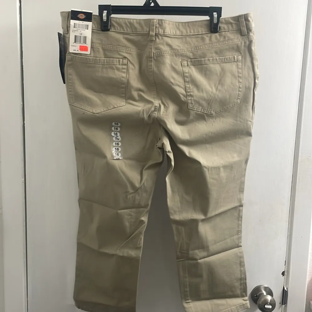 Dickies women’s perfect shape Khaki capris, new size 16 - Image 2