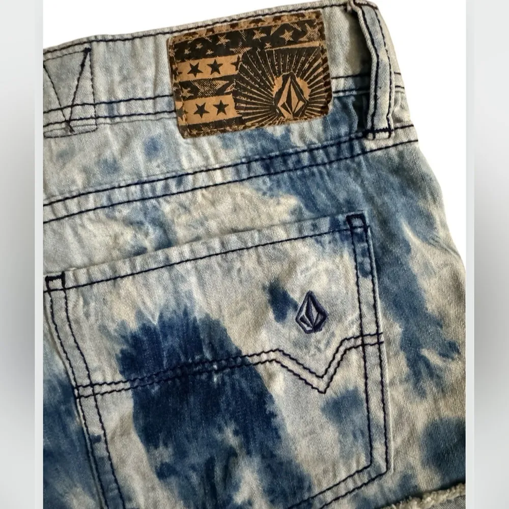 Volcom Sound Check Acid Wash Short Shirt Fit Denim Shorts 3 - Image 4