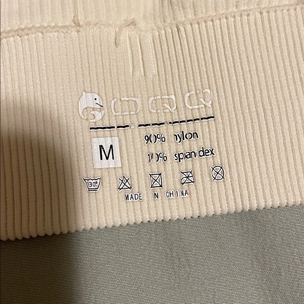 OQQ Athletic Cropped Yoga Long Sleeve Ribbed Shirt Size M - Image 2