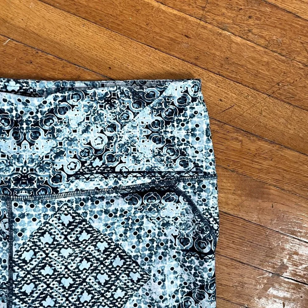 Gaiam white green black design 3/4 cropped athleisure workout leggings size XL - Image 3