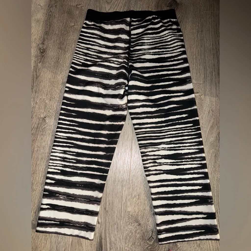 Nike Pro Women's Small Capri Length Compression Athletic Leggings Tiger Striped - Image 6