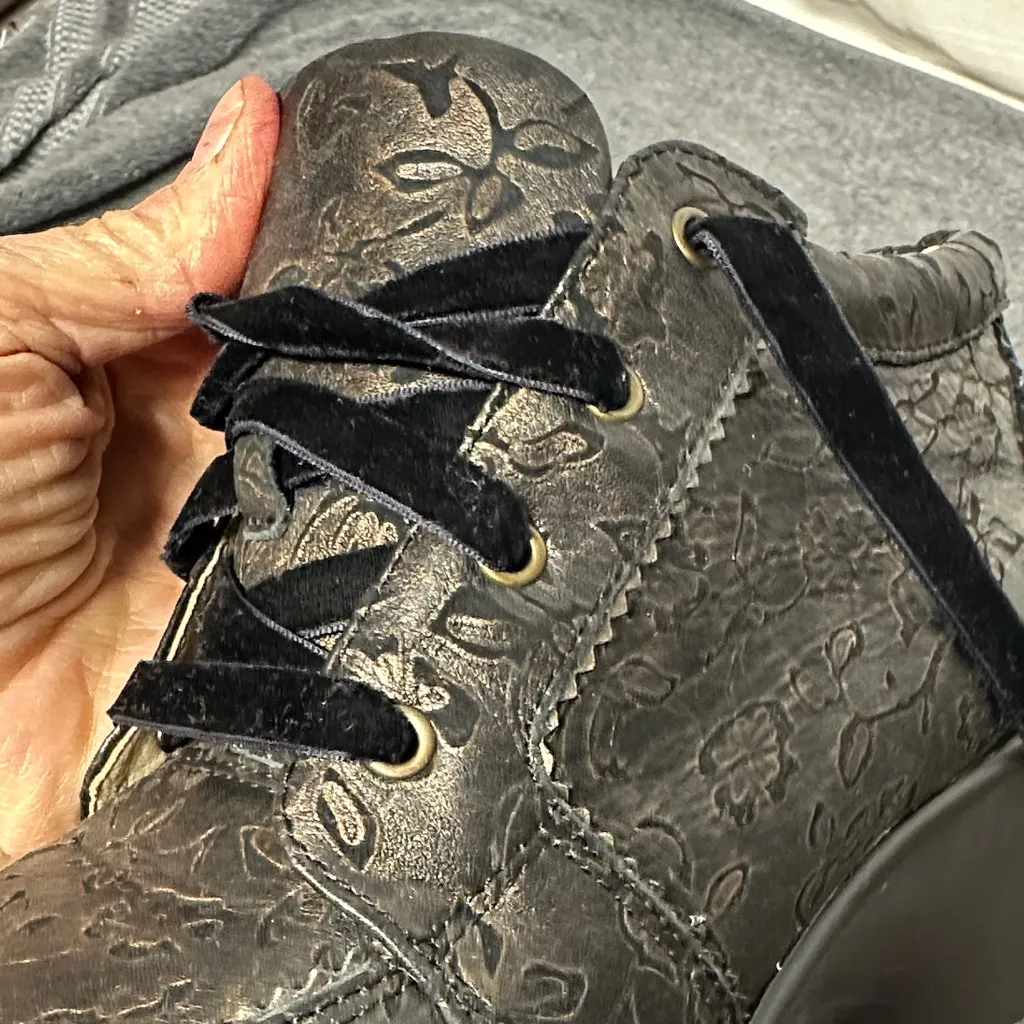 Alegria Women's Elsa Bronze Eyed Susan Floral Bootie leather inside and out - Image 10