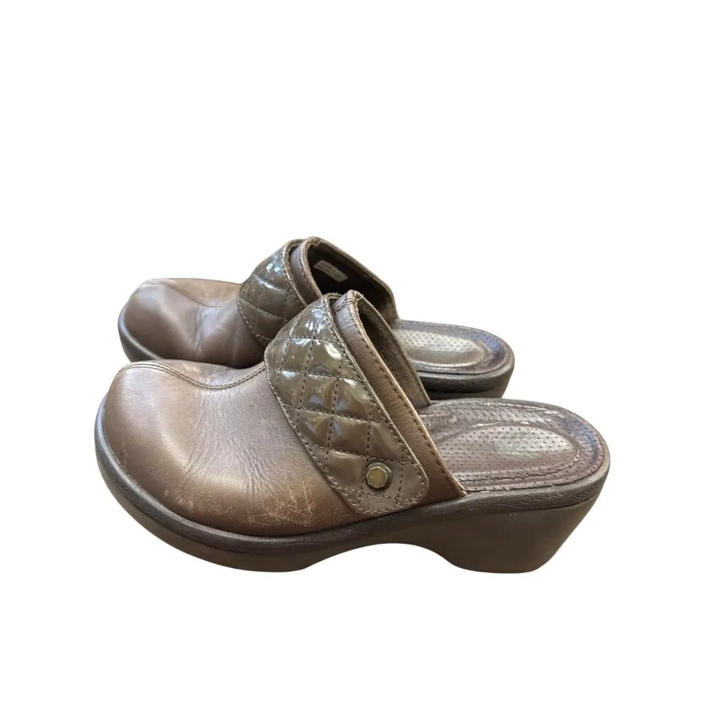 Crocs womens Brown Leather Cobbler Quilted Mules  Size 7 SKU 6854 - Image 3