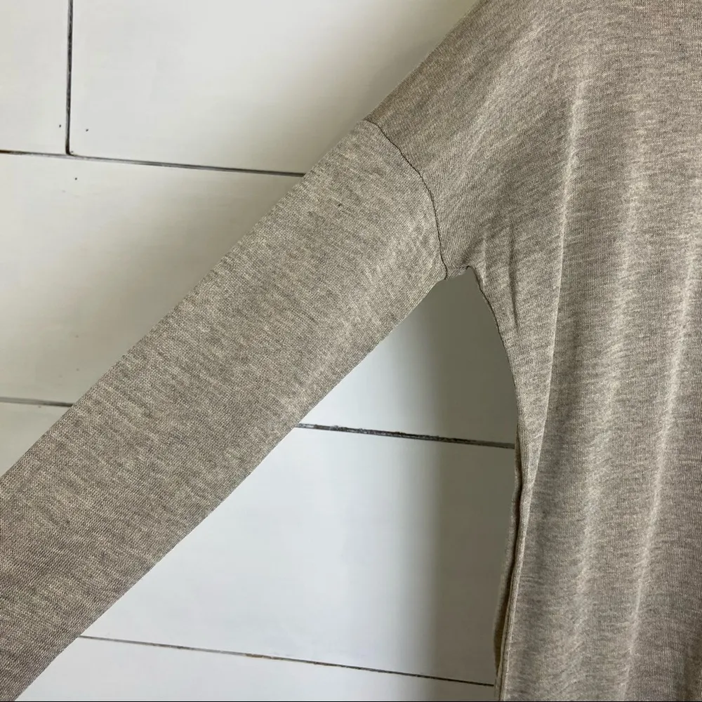 Ginger G Grayish Beige Lightweight Knit Top. Size Medium. EUC - Image 3