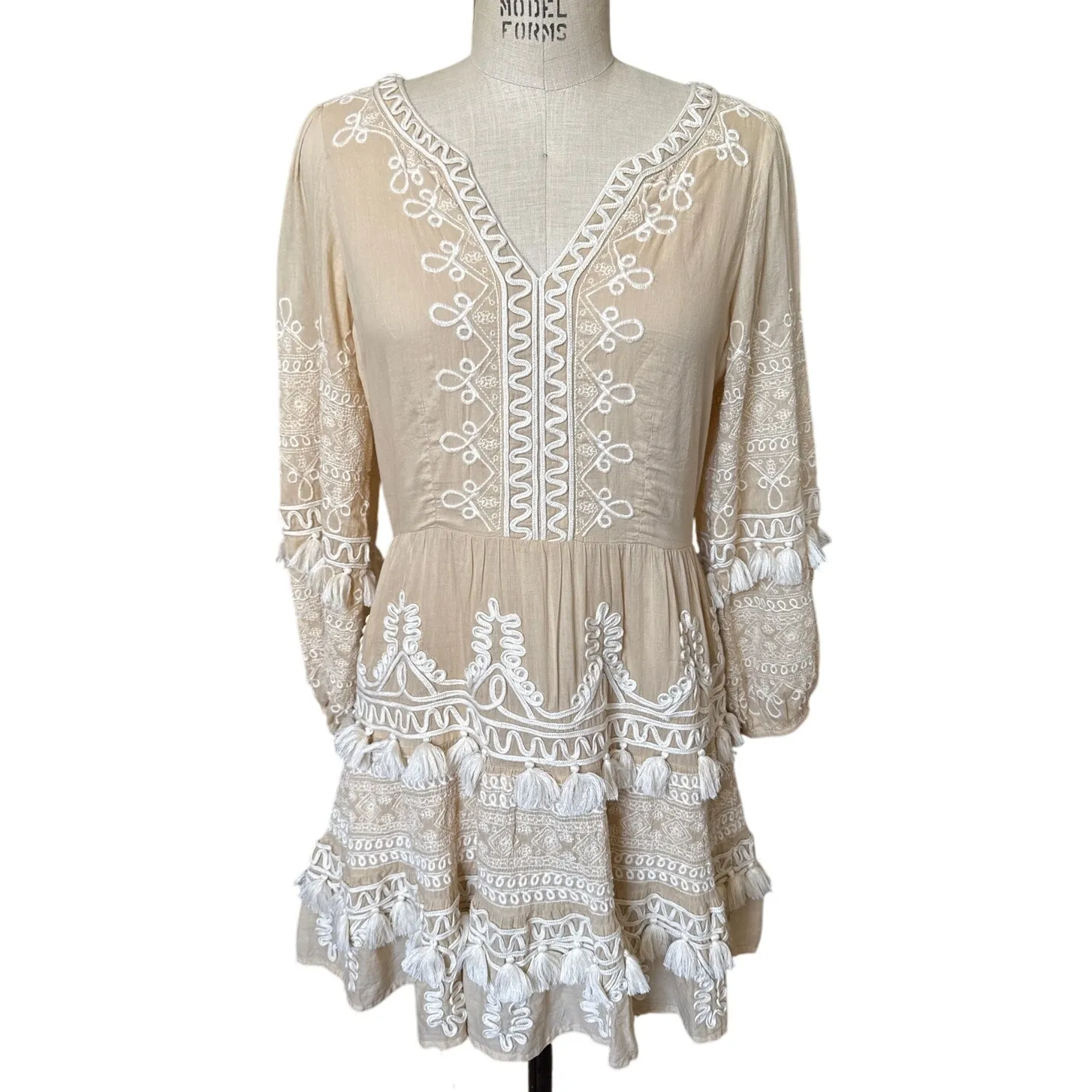 Roller Rabbit Indera Naema Embroidered Dress in Tan & White Size Small - Image 2