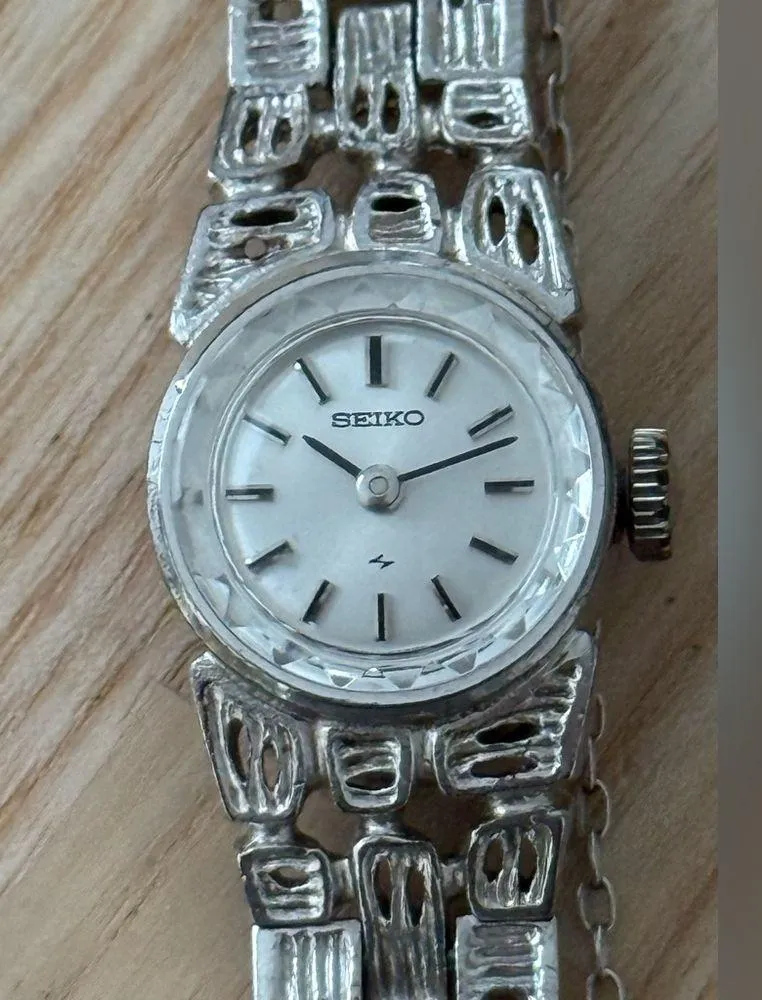 Seiko Vintage Mechanical Ladies Watch Silver Dial Base Metal Bracelet Works - Image 2