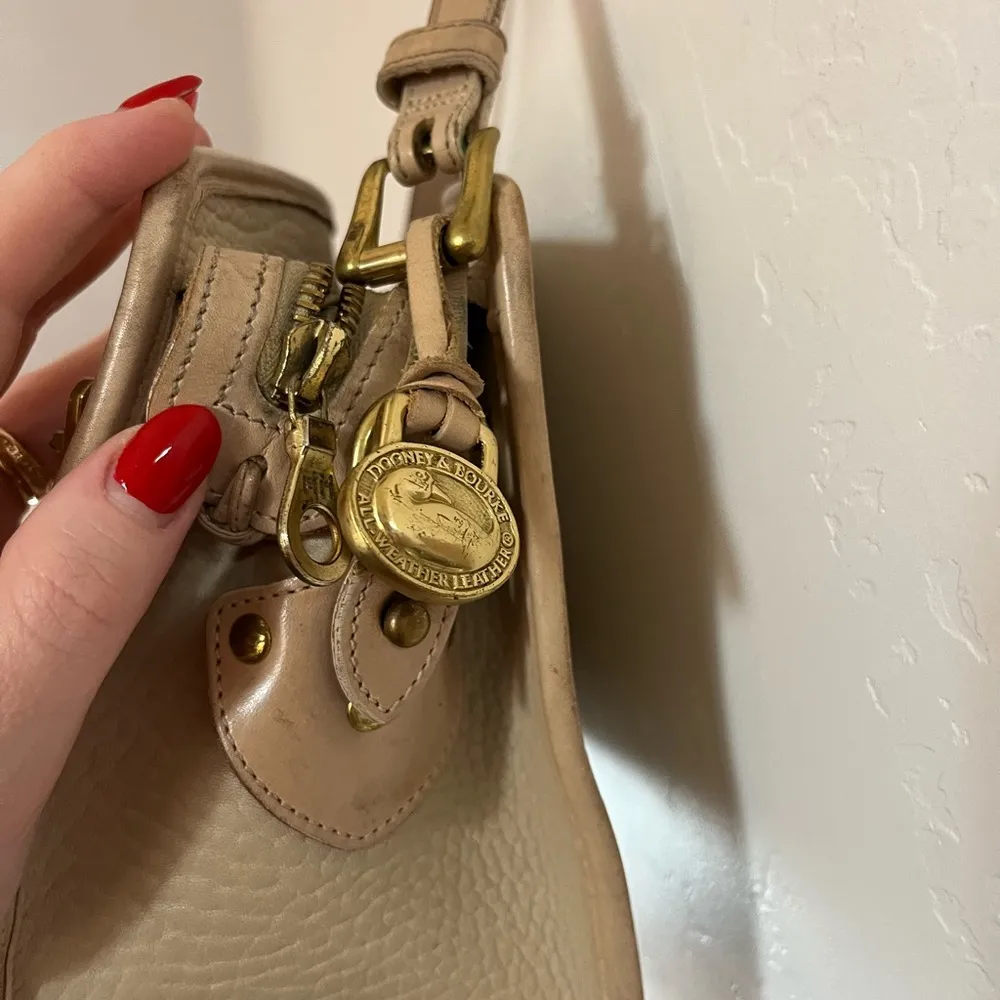 Vintage Dooney & Bourke Cream and Tan Bag with Crossbody Strap - Image 6