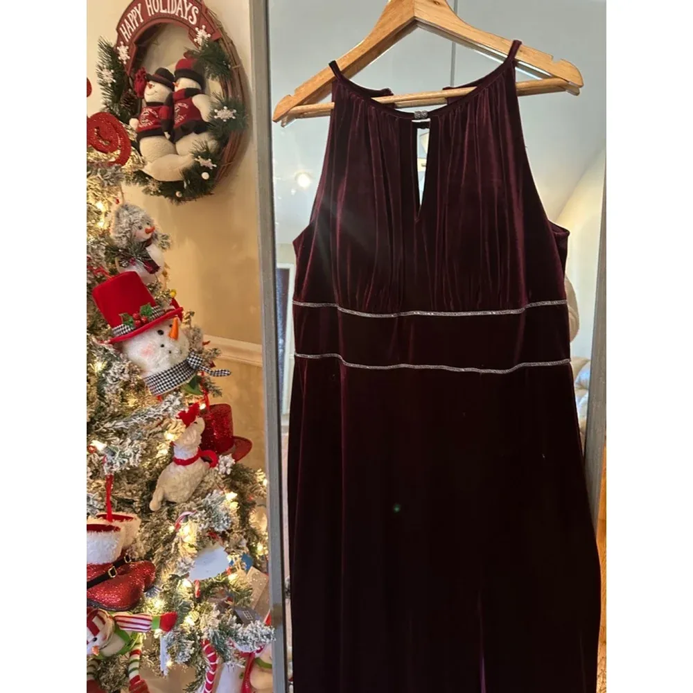 Oleg Cassini Burgundy Velvet embellished long Cocktail/Formal Dress‎ , Size 16 - Image 4