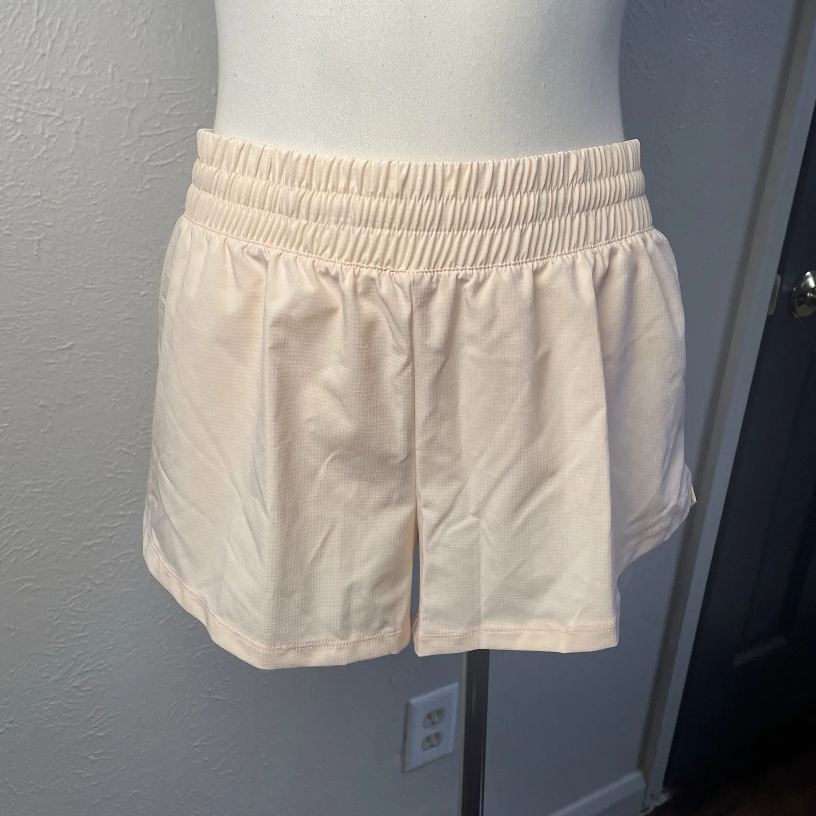 DSG Women's 3" Running‎ Shorts M NWT Light Pink Gym Athletic Built - Image 2