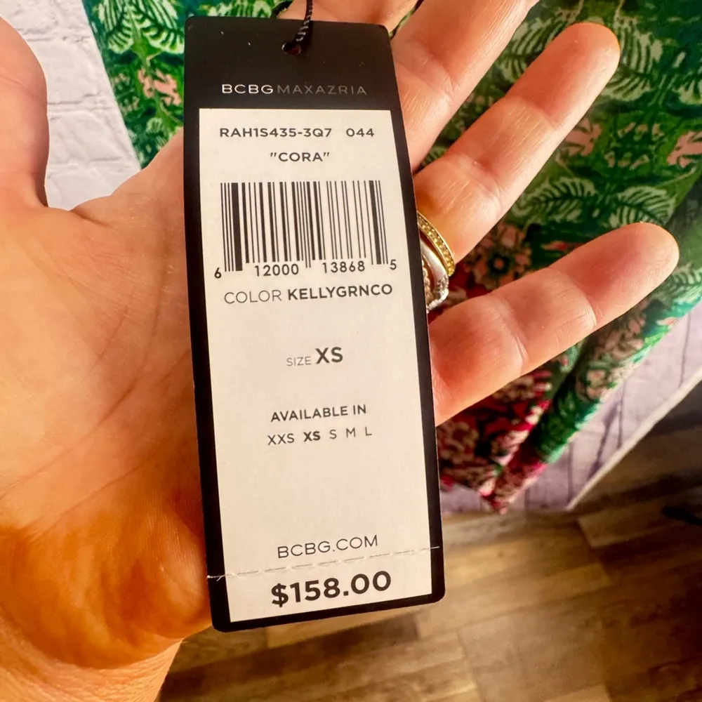 BCBGMAXAZRIA || Cora Floral Top. Sz. XS || Kelly Green Combo || NWT - Image 5