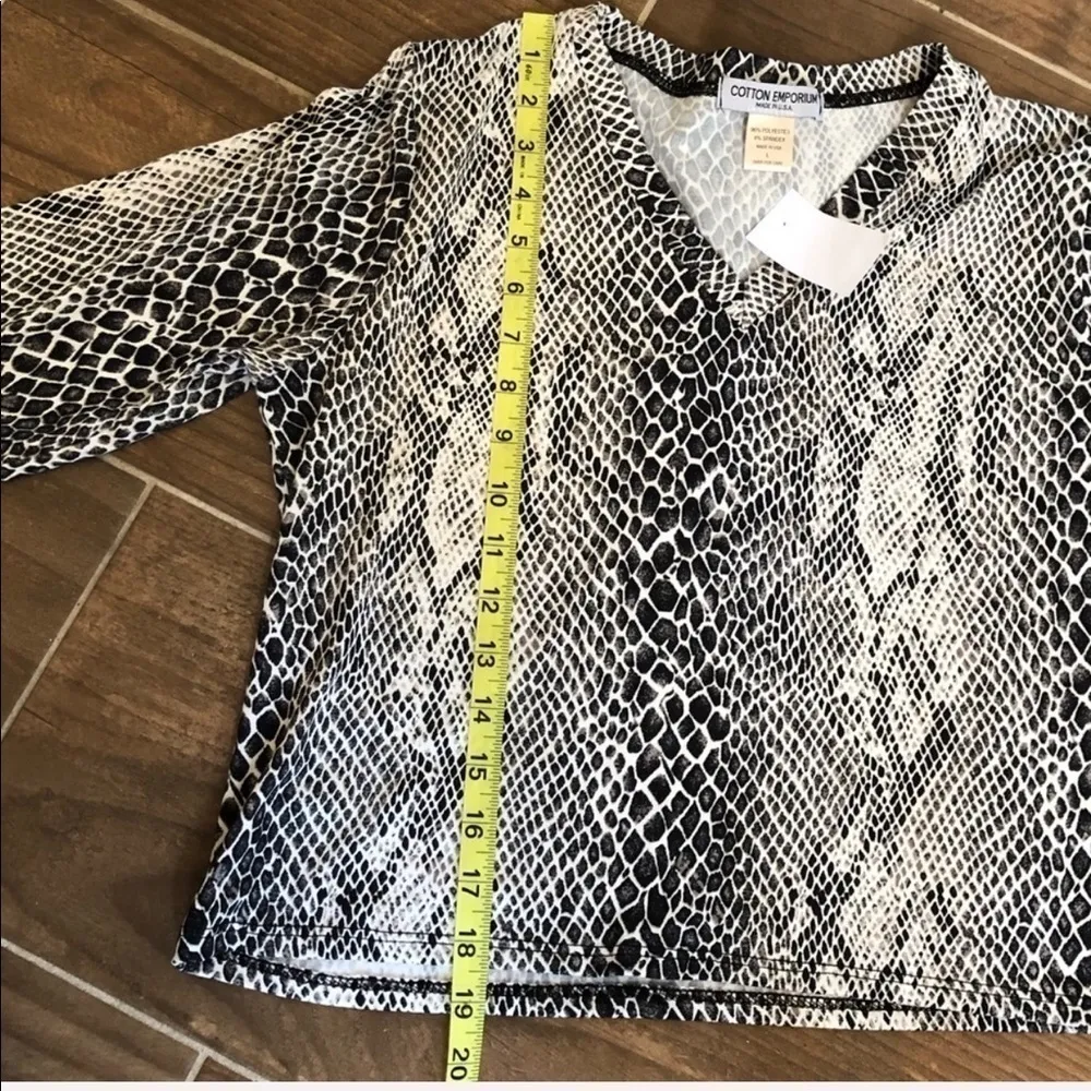 Snake print Crop Top NEW Size Large - Image 6