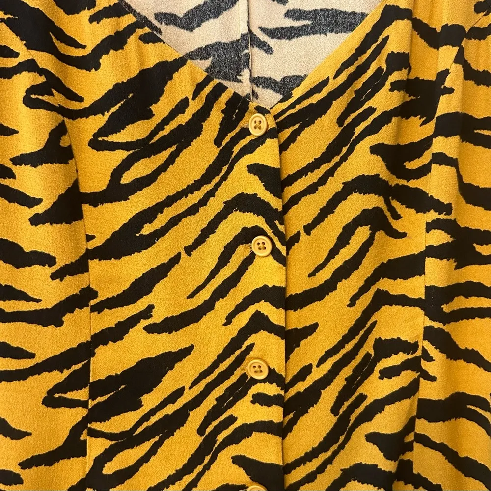 Reformation Notta tiger tigress print crepe button front blouse size small - Image 5