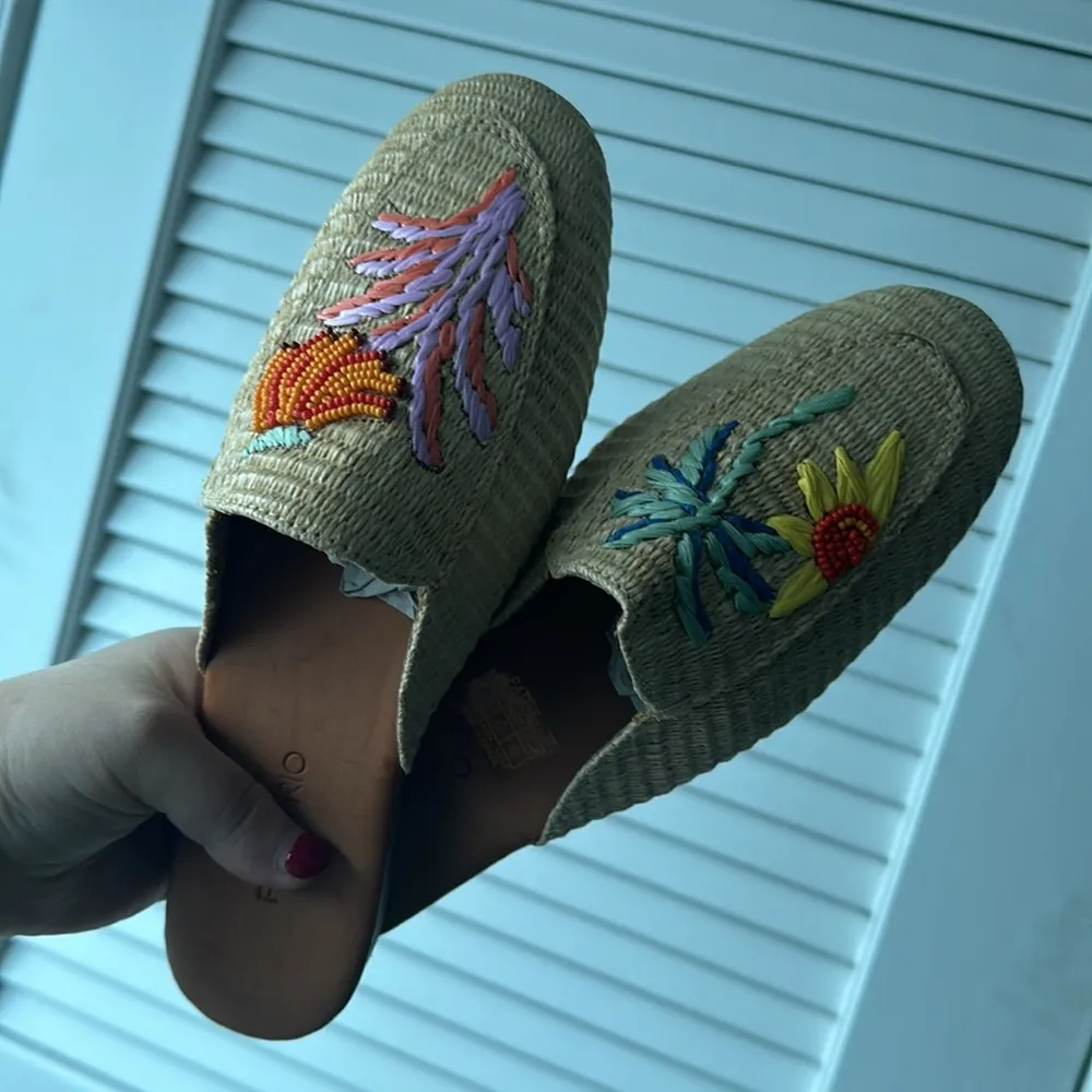 Brand New Farm Rio Womens Tropical Raffia Straw Mules with Embroidered details - Image 7