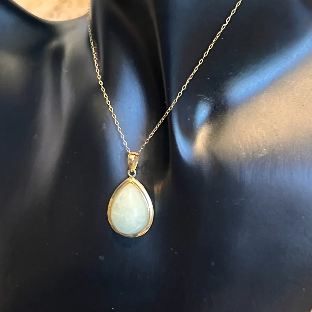 14K Gold Teardrop Jade Cabochon Pendant Necklace - Image 4