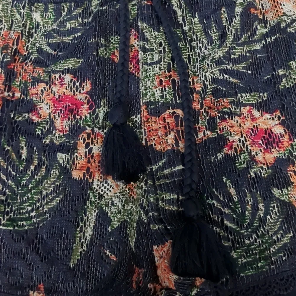 ROXY earth lace trim floral shorts size medium - Image 2