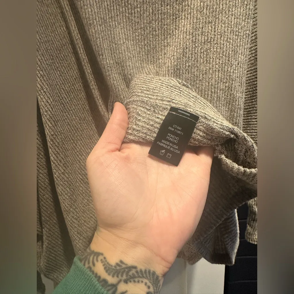 SELF CONTRAST Poncho In Taupe Gray Made In USA Tan Size M - Image 4