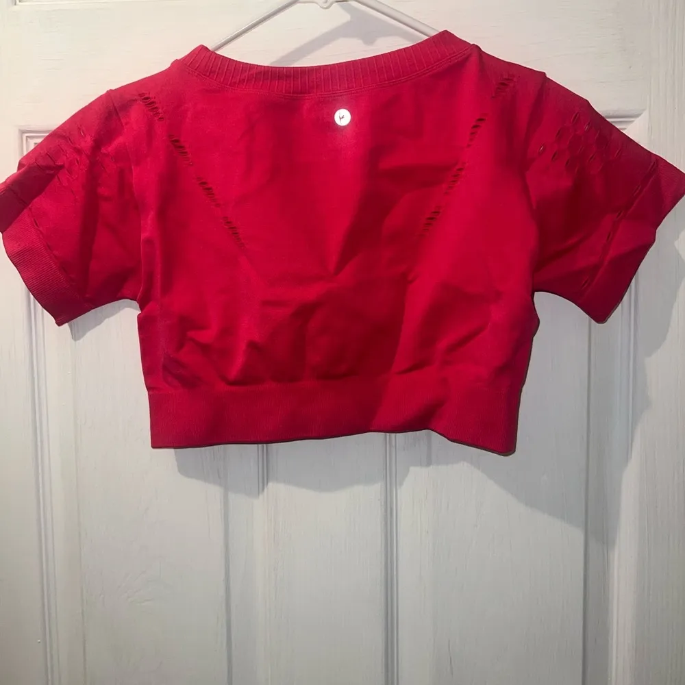NWT 90 Degree by Reflex Women Short Sleeve Cutout Crop Top Hot Pink LARGE - Image 4