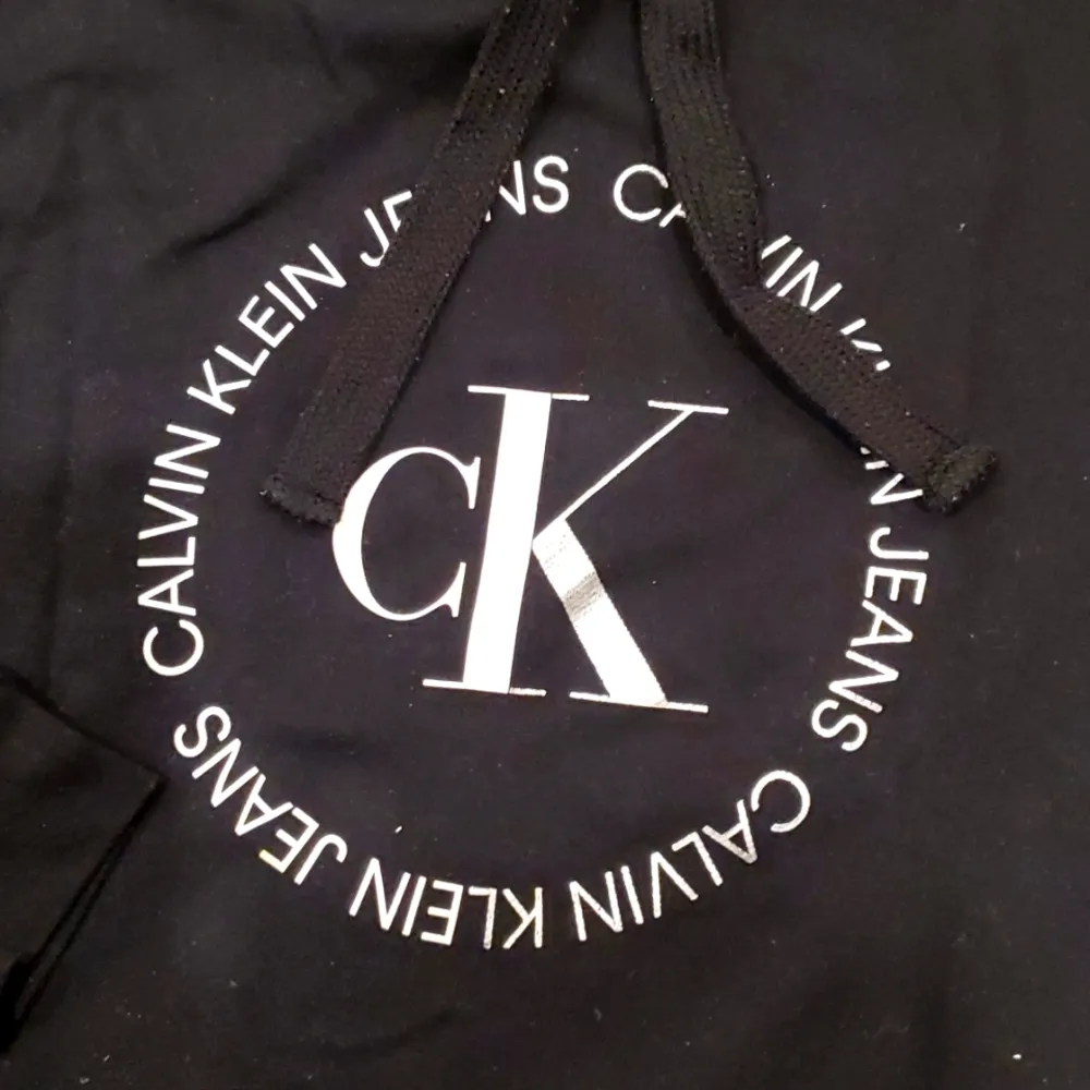 Calvin Klein  Jeans Black Cropped Hoodie - Image 3