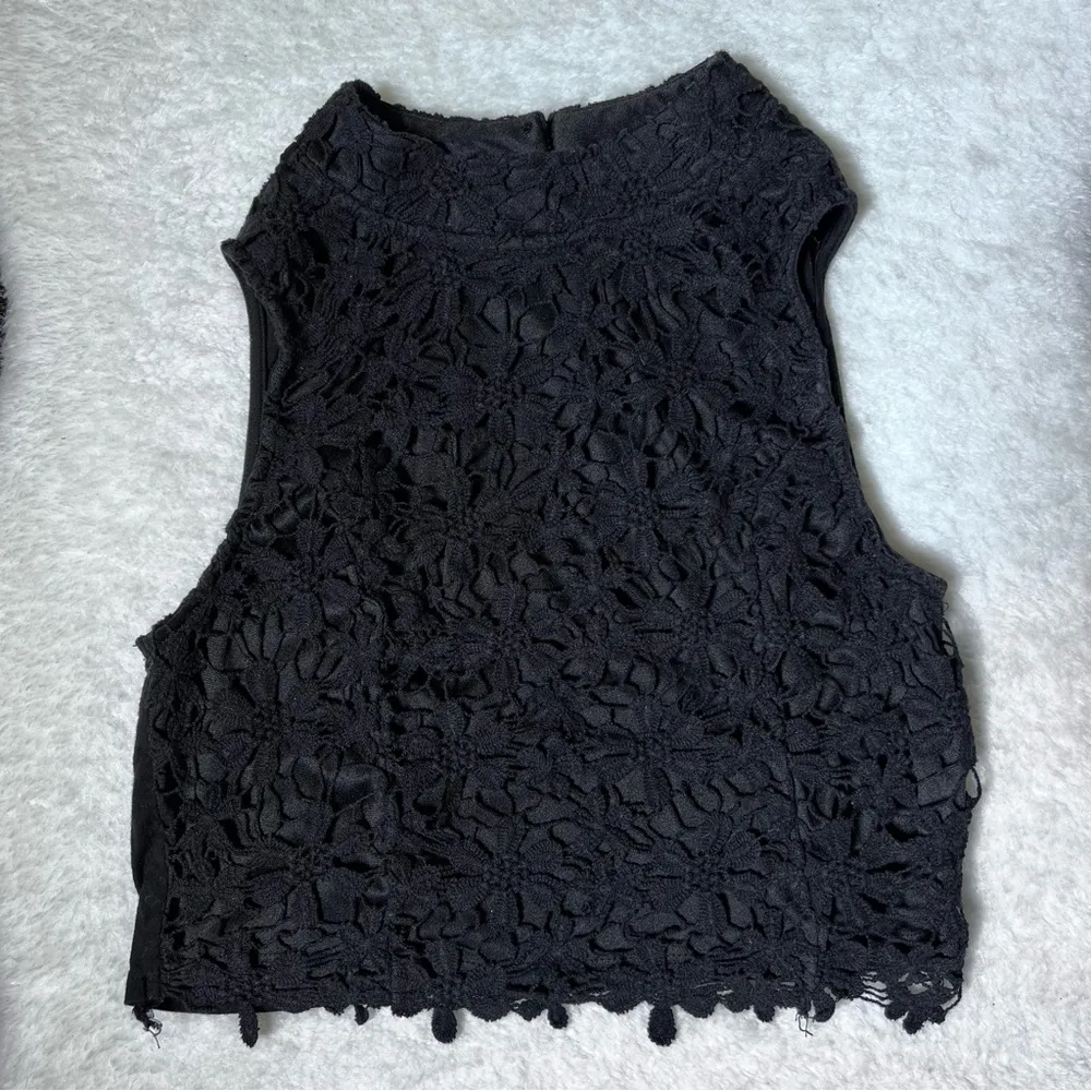 TCEC Black Floral Lace Sleeveless Cropped Top - Image 2