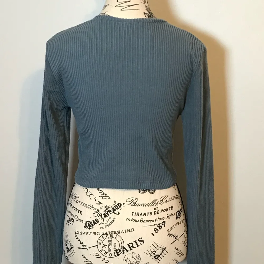 🌟NWT🌟 WILD FABLE STEEL BLUE V-NECK LONG SLEEVE CROP TOP JUNIORS SIZE MED. - Image 3