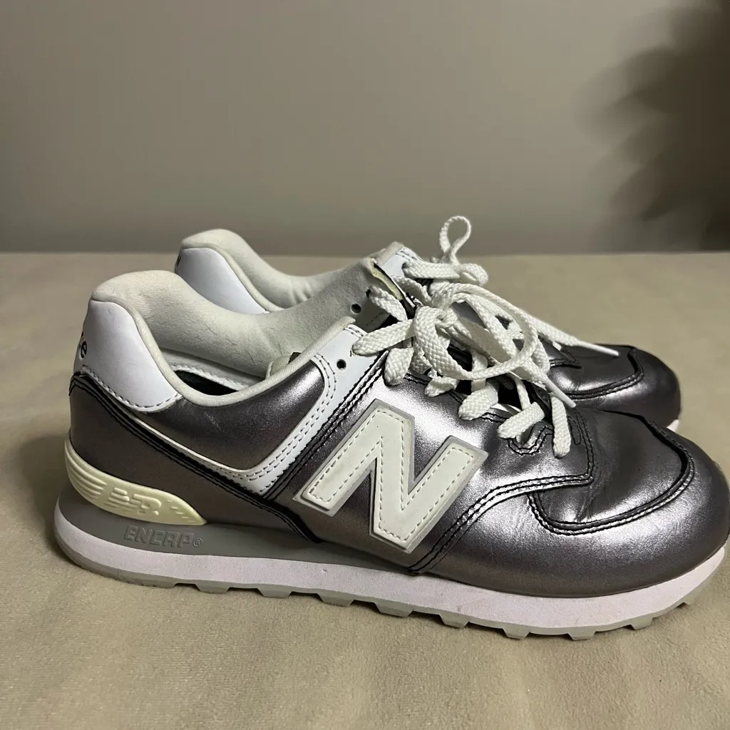 New Balance Women’s 574 V2 Metallic Leather Sneaker • WL574LD2 • Size 9 - Image 5