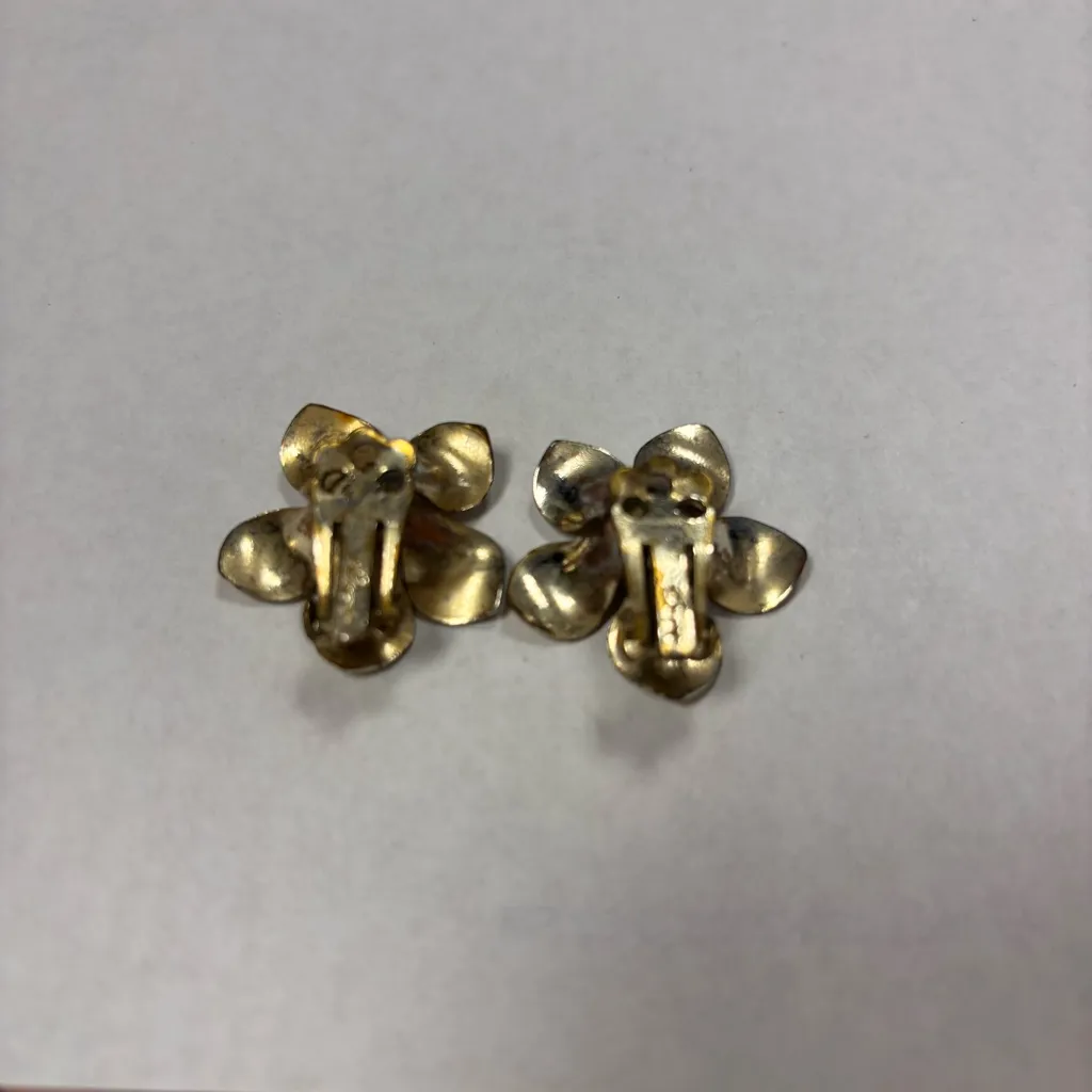 Vintage Dogwood Magnolia Flower Gold Tone Flower Clip On Earrings - Image 4
