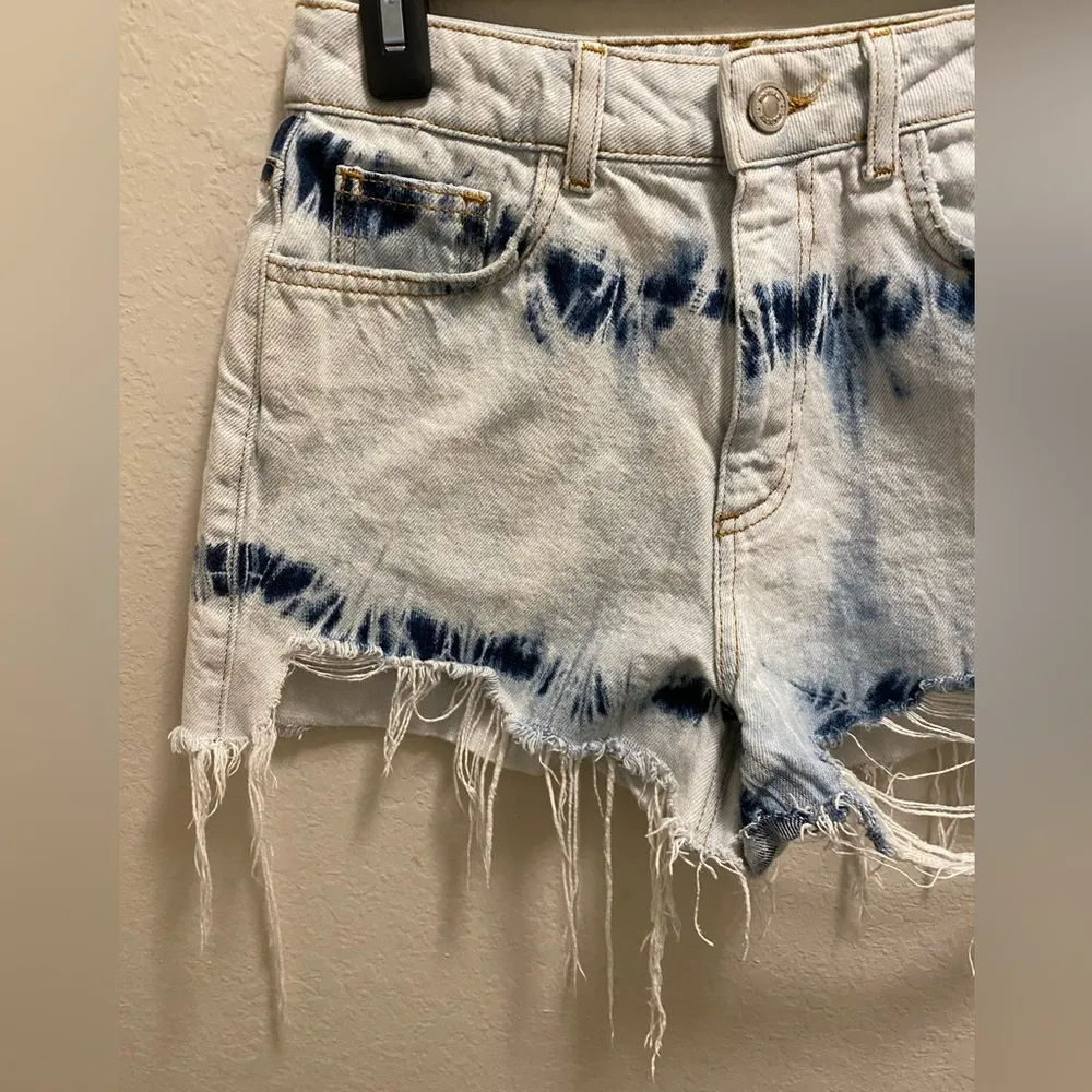 Zara High Waisted Tie Dye Distressed Jean Shorts Size 4 - Image 2