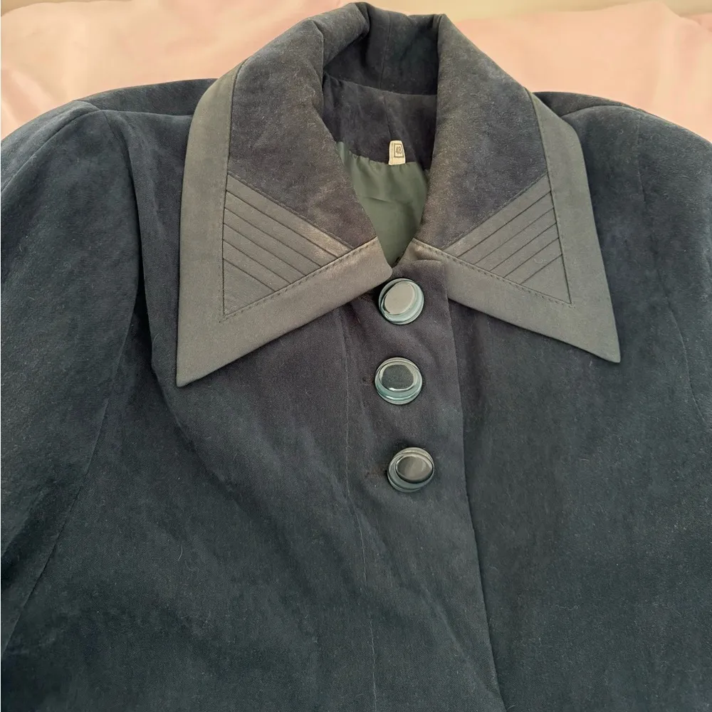 Olive green suede collared lined long trench coat with pockets size L satin trim Size L - Image 5