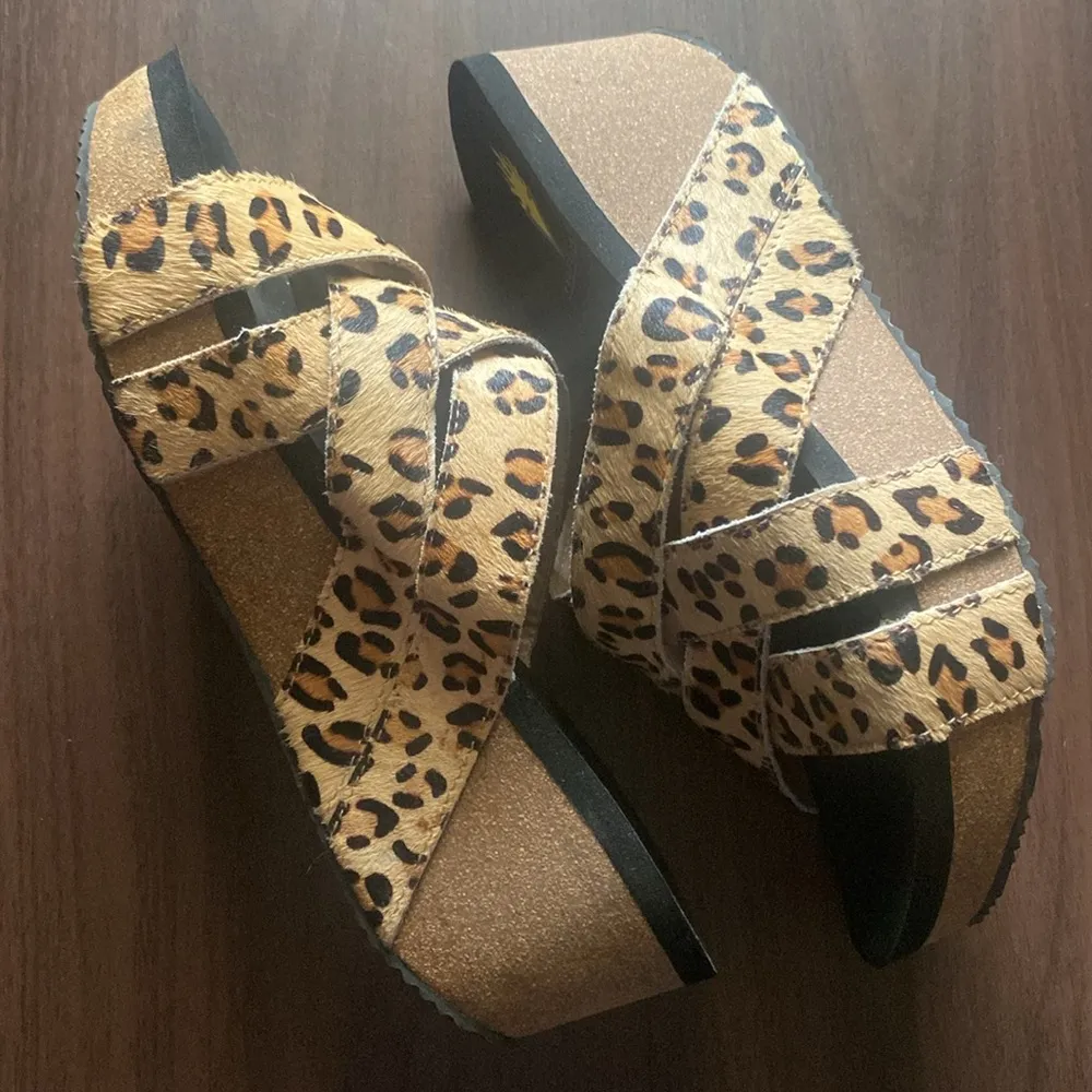 VOLATILE Shoes Women’s Size 9 Volatile Mayfield Leopard Print Calf Hair Wedge Black - Image 8