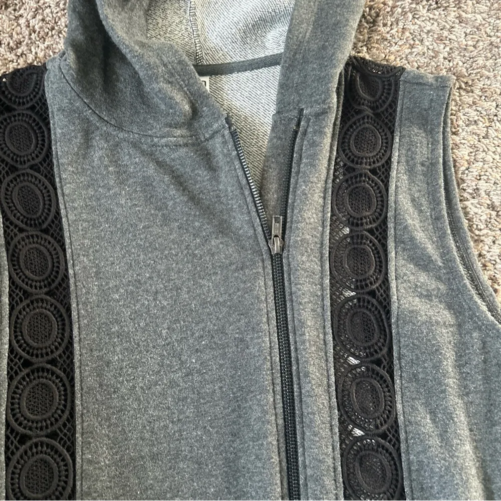 Fabletics Womens Hoodie Sweatshirt Small Gray Black Crochet Inlay Zip Sleeveless - Image 3