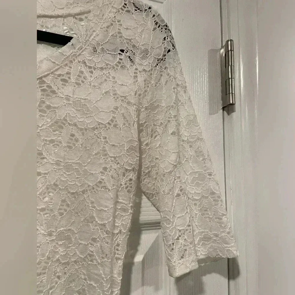 Maurice’s White Lace Stretch Short Sleeve Tree Sheer Pullover Scoop Neck Size S - Image 4