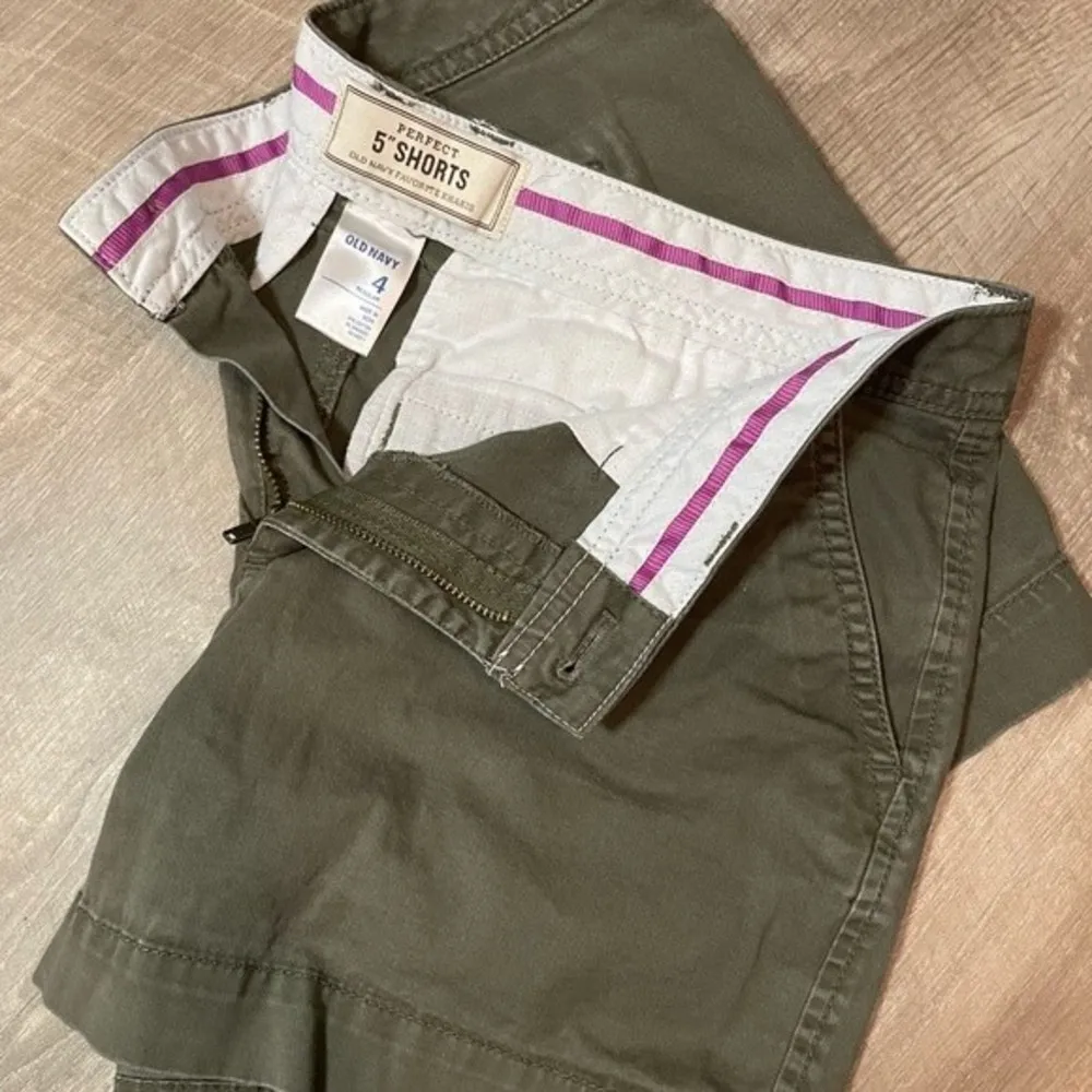 Women’s Old Navy Army Green Perfect 5” Shorts Size 4 (Fit a little bigger) - Image 5
