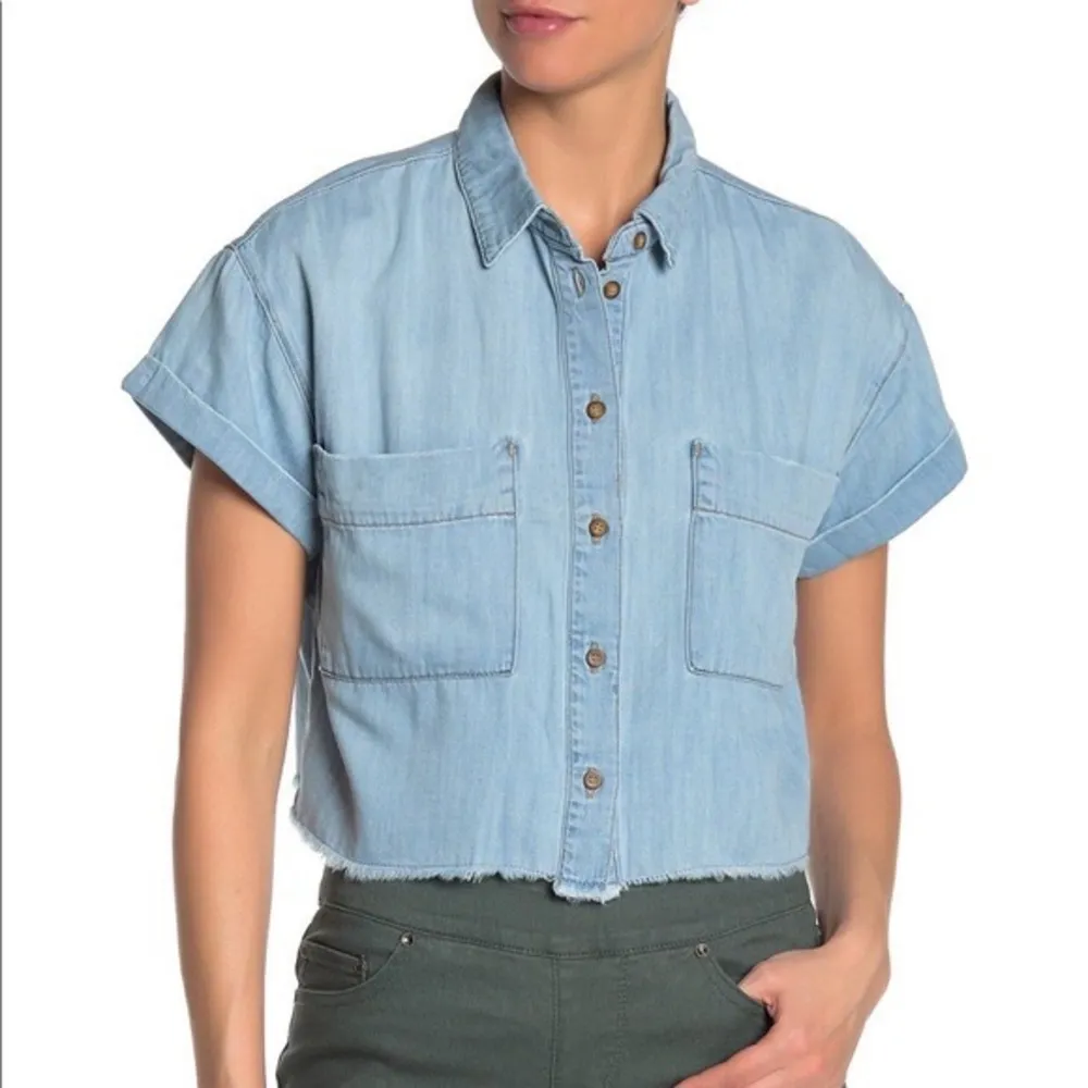 Good American Blue/Chambray The Boxy Denim Cropped Shirt. Size 2 - Image 3