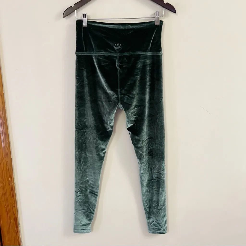 Beyond Yoga‎ Green Velvet Motion High Rise Leggings Size Large - Image 6